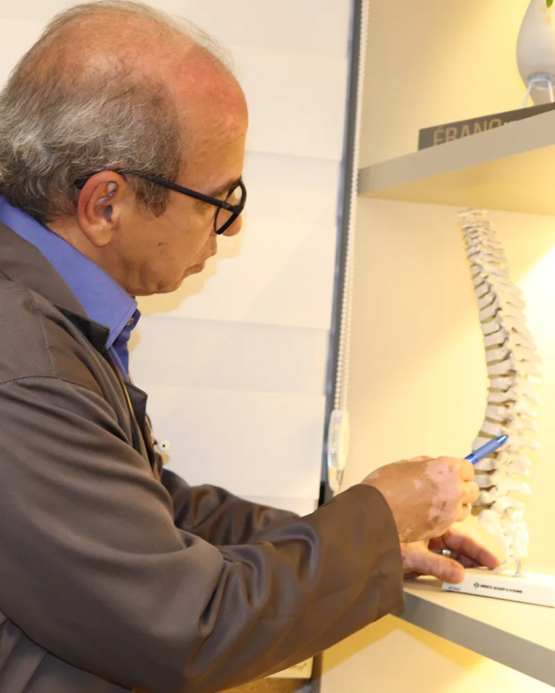 Dr. João explicando com modelo anatômico